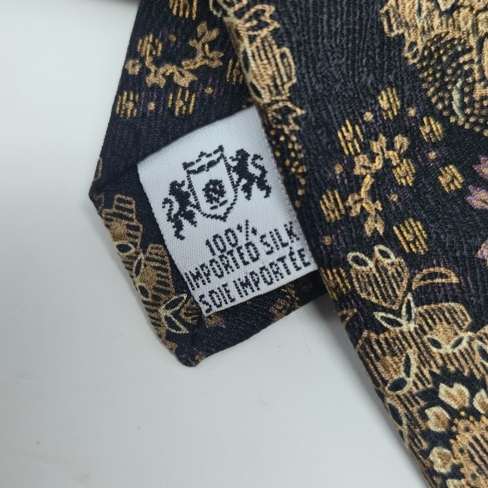 The Metropolitan Museum of Art Black and Gold Tapestry Medallion 100% Silk Tie - Picture 4 of 7